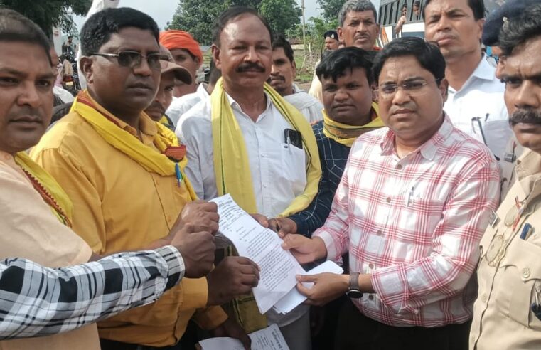 पहाड़ी कोरवा आत्महत्या मामले में सर्व आदिवासी समाज ने 7 सूत्रीय मांगों को लेकर एनएच 343 में चक्का जाम किया