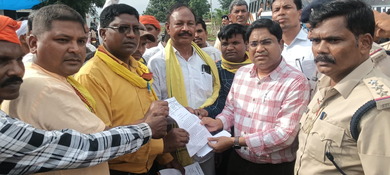 पहाड़ी कोरवा आत्महत्या मामले में सर्व आदिवासी समाज ने 7 सूत्रीय मांगों को लेकर एनएच 343 में चक्का जाम किया