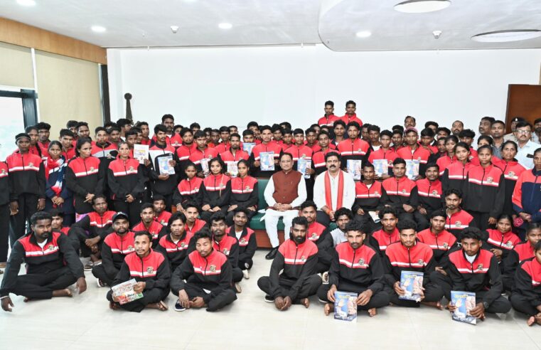 खूब पढ़ें और आगे बढ़ें, सरकार आपके साथ है- मुख्यमंत्री श्री साय,मुख्यमंत्री ने बौद्धिक भ्रमण पर आए सुकमा जिले के युवाओं से की आत्मीय मुलाकात,मुख्यमंत्री से मिलकर नक्सल प्रभावित क्षेत्र के युवाओं के खिले चेहरे