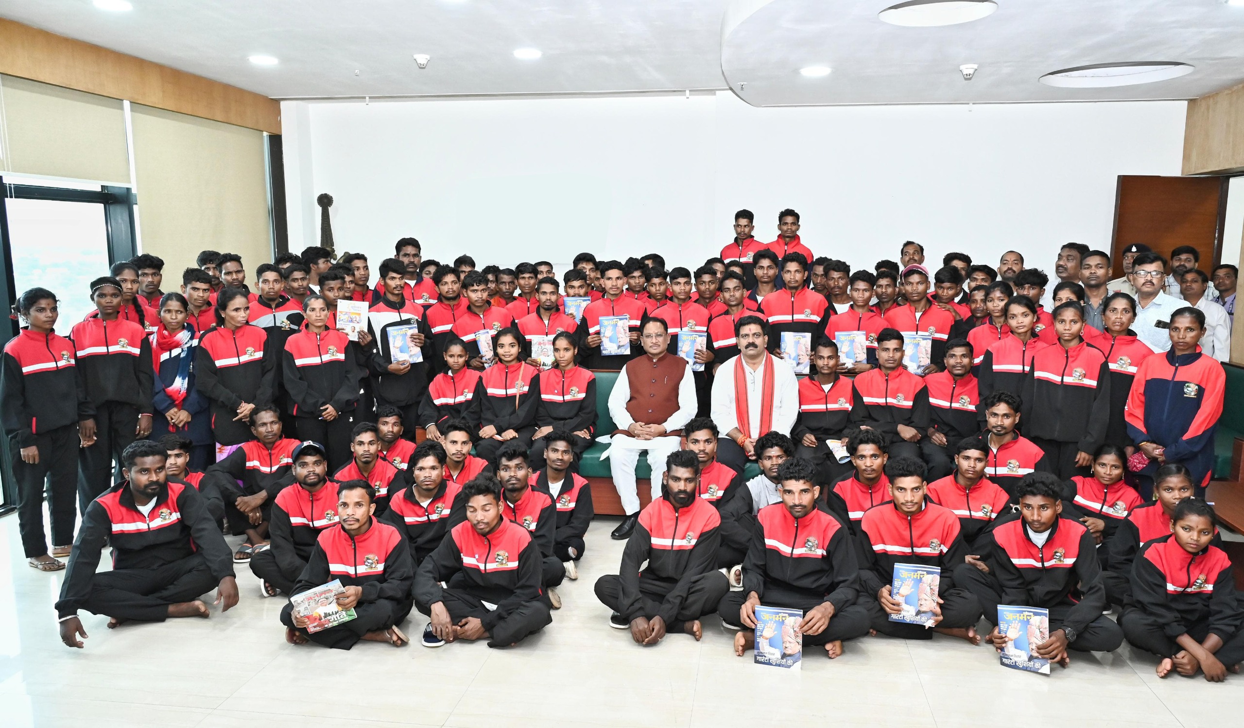 खूब पढ़ें और आगे बढ़ें, सरकार आपके साथ है- मुख्यमंत्री श्री साय,मुख्यमंत्री ने बौद्धिक भ्रमण पर आए सुकमा जिले के युवाओं से की आत्मीय मुलाकात,मुख्यमंत्री से मिलकर नक्सल प्रभावित क्षेत्र के युवाओं के खिले चेहरे