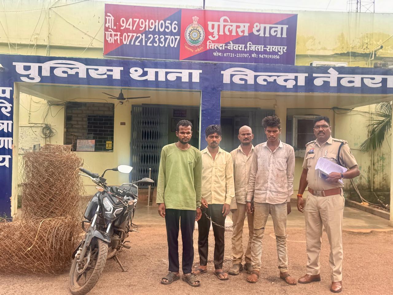 रायगढ़ पुलिस की चुप्पी से बढ़े अडानी गुर्गों के हौसलेपत्रकारों को धमकाने और पूर्व मुख्यमंत्री का रास्ता रोकने वालों पर अब तक कार्रवाई नहींग्रामीणों की आड़ में अडानी समर्थकों की गुंडागर्दी जारी