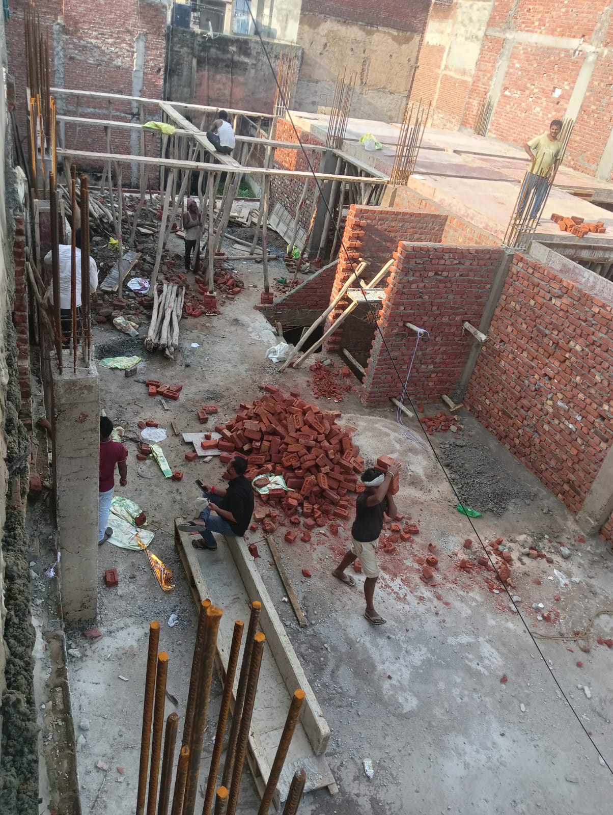 बेनकाब सत्तारूढ़ पार्टी : पहाड़गंज में बिल्डर्स लॉबी और जनप्रतिनिधि की कथित साठगांठ से अवैध निर्माण को बढ़ावा।