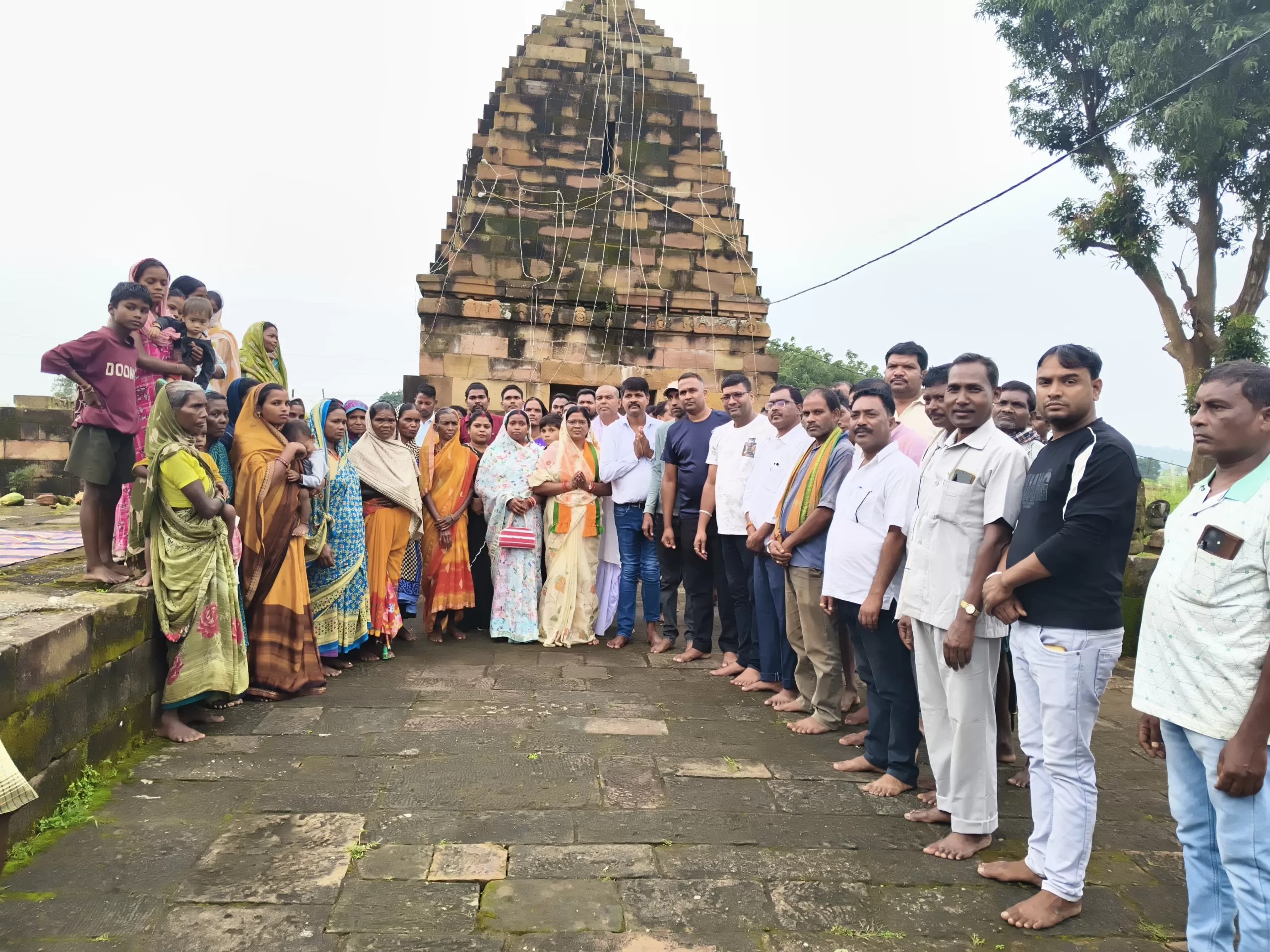 सेवा पखवाड़ा के तहत स्वच्छता अभियान में अपने कार्यकर्ताओं के साथ सामिल हुए सामरी विधानसभा के विधायक श्रीमती उद्धेस्वरी पैकरा जी