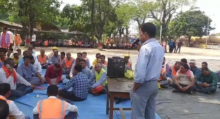 अल्ट्राटेक बैकुंठ मे श्रमिकों द्वारा दुसरे दिन भी अनिश्चितकालीन हड़ताल पर प्रबंधन जिद्द पर अडा