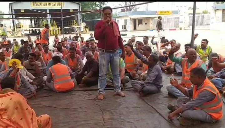 अल्ट्राटेक बैकुंठ मे चौथे दिन&nbsp; हड़ताल समर्थन में शैल महेंद्र साहू तो समझौते के प्रयास में अनिल अग्रवाल पहुंचे