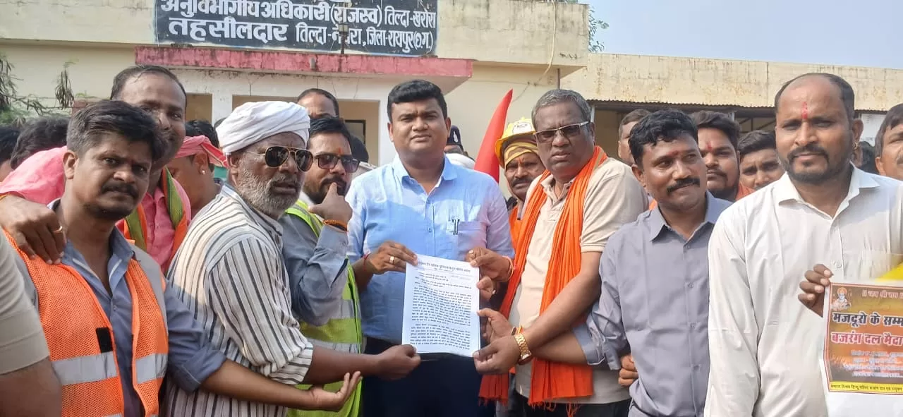 अल्ट्राटेक बैकुंठ सीमेंट वर्क्स के मजदूरों ने SDM तिल्दा तक निकाली विशाल जंगी पैदल रैली