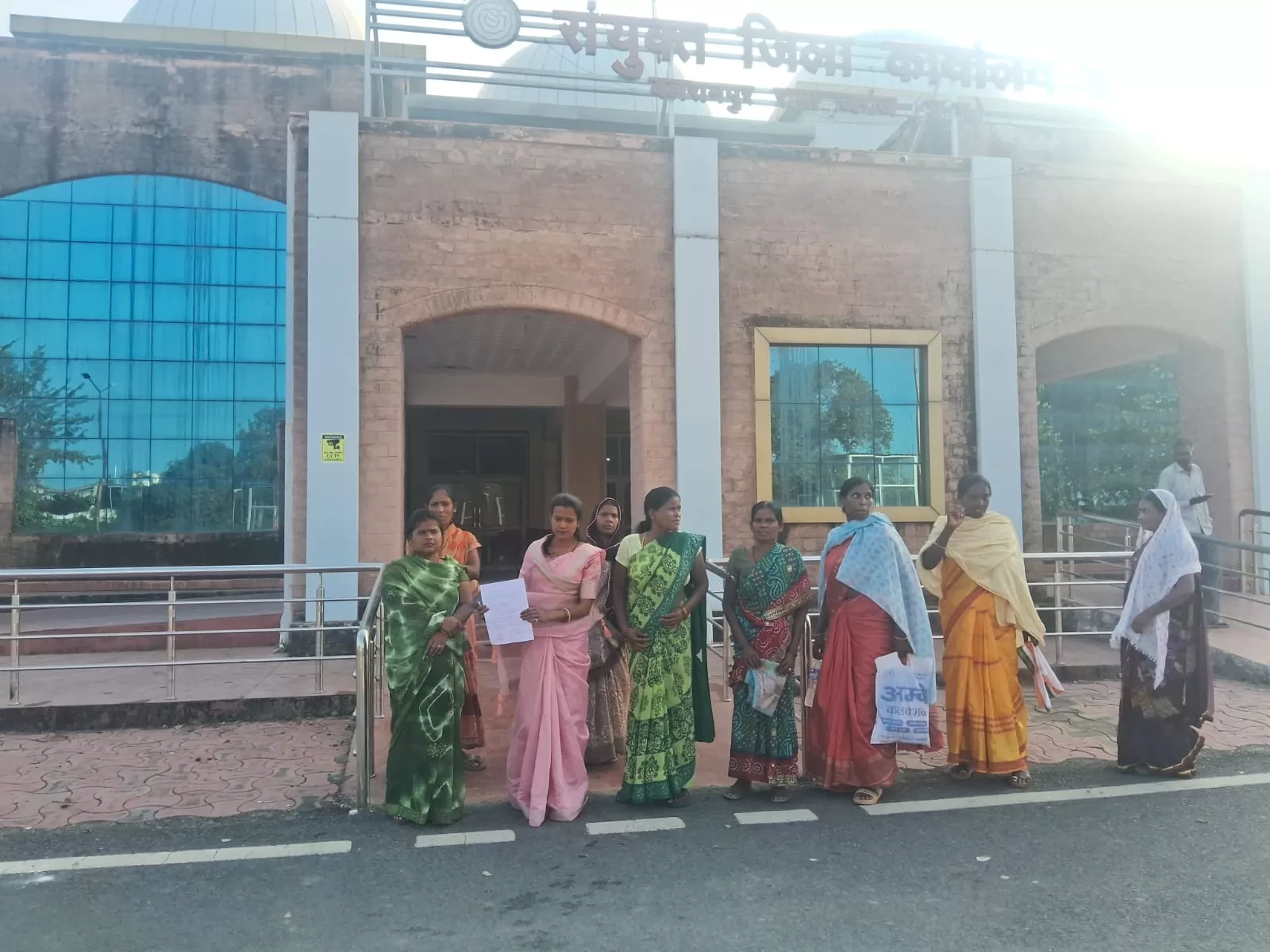 बलरामपुर जिले में अंग्रेज़ी शराब दूकान खुलने से ग्रामीणों में देखा गया आक्रोश