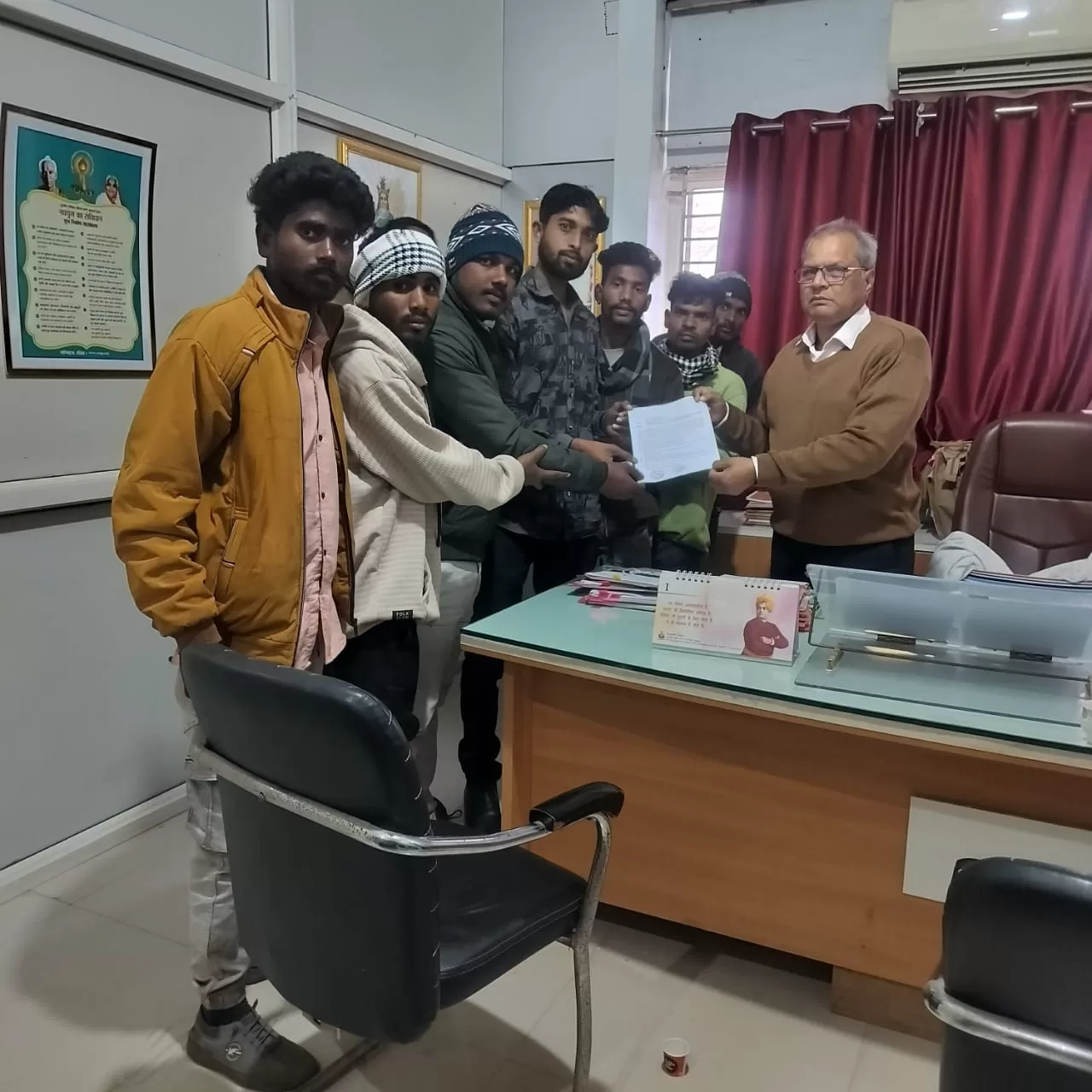 बलरामपुर में अवैध खनन व मजदूरों के शोषण का आरोप, बालाजी मार्बल एंड टाइल्स के खिलाफ कलेक्टर को ज्ञापन