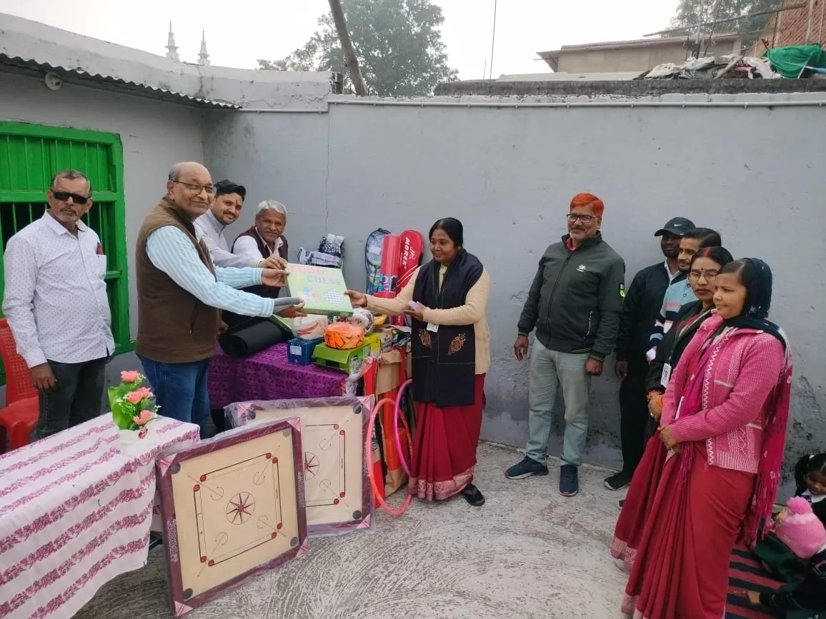 बच्चों को खेल उपकरण सामाजिक संस्था ज्ञानयज्ञ परिवार की तरफ से प्रदान किया गया।