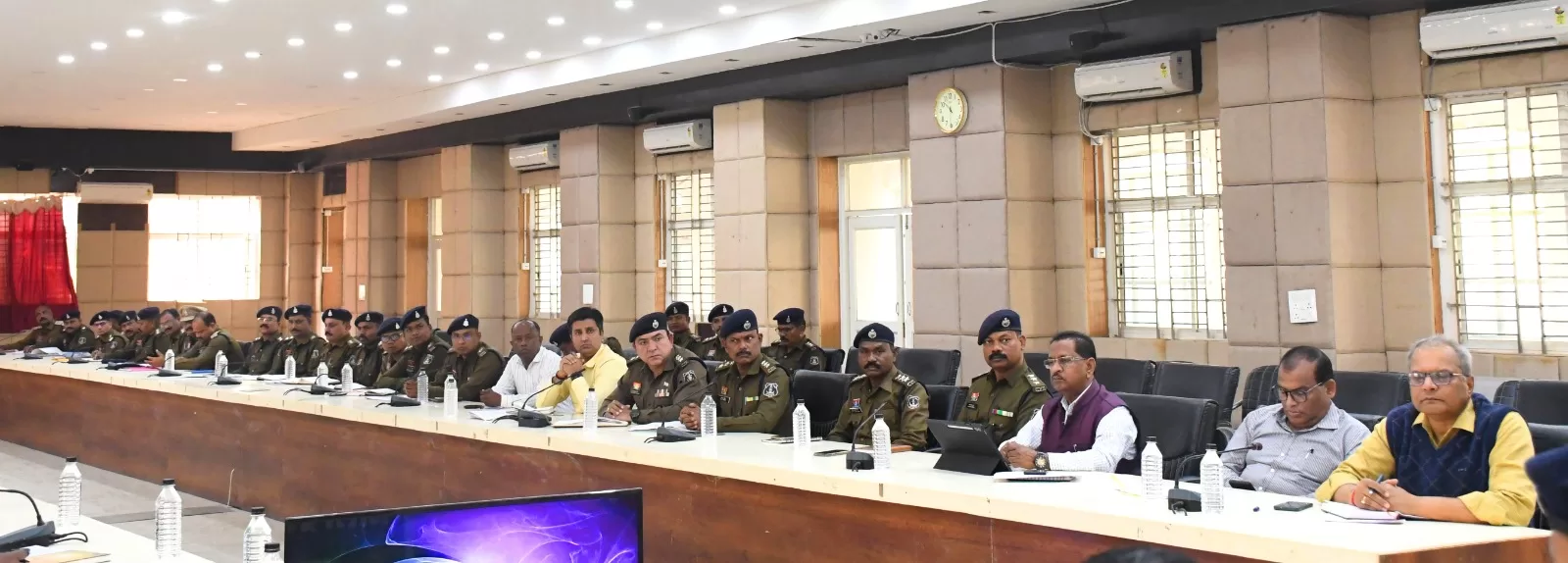 कलेक्टर-एसपी ने लॉ एंड ऑर्डर के संबंध में ली राजस्व एवं पुलिस विभाग की संयुक्त बैठकसमन्वय और सजगता से कार्य करने के दिए निर्देशलोक शांति भंग करने वाली गतिविधियों पर होगी कड़ी निगरानी