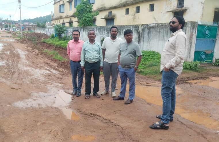 वार्ड 11 में नाली निर्माण कार्य का अधिकारियों ने किया निरीक्षण, जल्द पूरा करने के दिए सख्त निर्देश।
