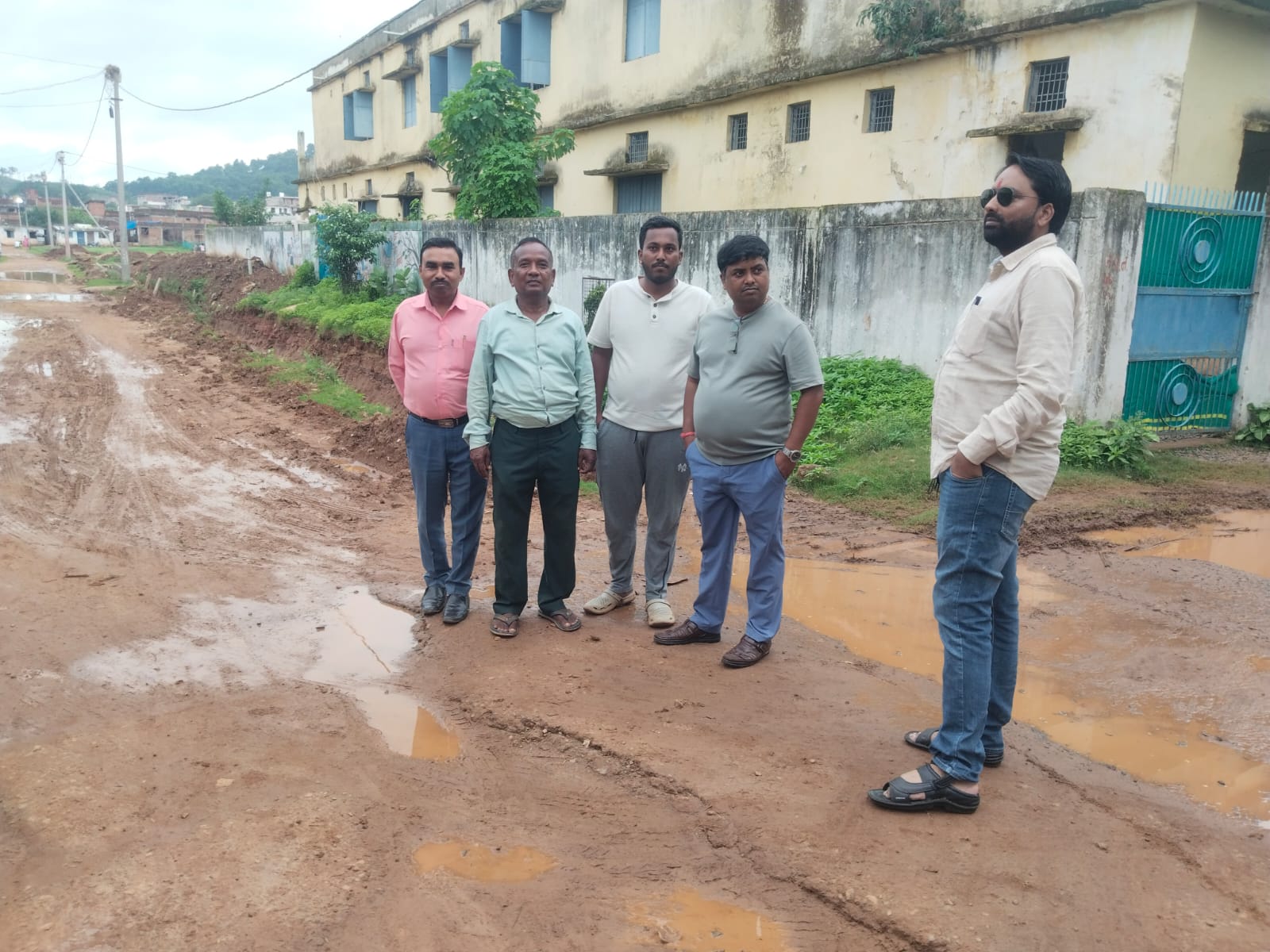 वार्ड 11 में नाली निर्माण कार्य का अधिकारियों ने किया निरीक्षण, जल्द पूरा करने के दिए सख्त निर्देश।